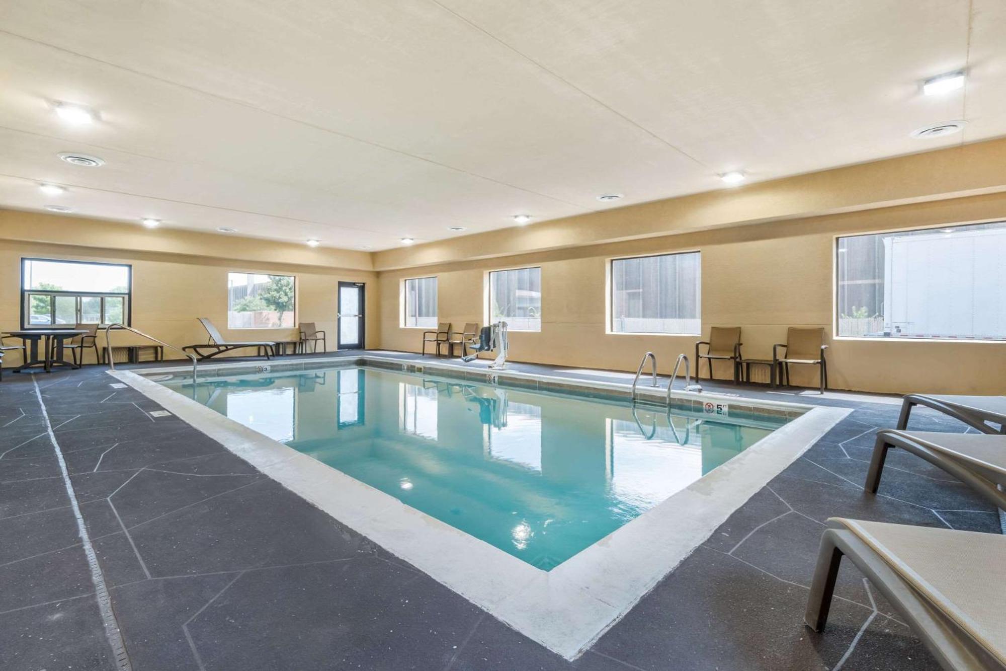 Comfort Suites Louisville Airport Экстерьер фото